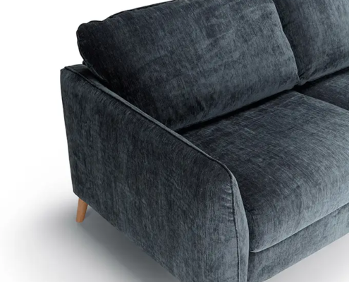 Canapé en tissu gris foncé avec pieds en bois, vu d'un angle sur fond blanc. Canape Paris by Atelier Bis