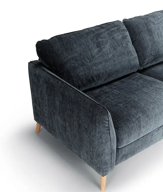 Canapé en tissu gris foncé avec pieds en bois, vu d'un angle sur fond blanc. Canape Paris by Atelier Bis