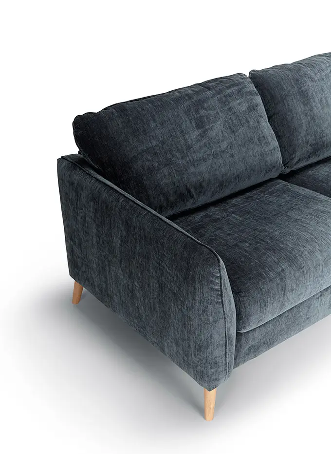 Canapé en tissu gris foncé avec pieds en bois, vu d'un angle sur fond blanc. Canape Paris by Atelier Bis
