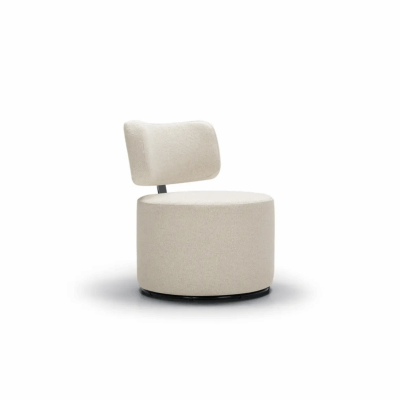 Fauteuil pivotant moderne sans accoudoir avec une assise ronde et un dossier incurvé, recouvert de tissu beige clair. Canape Paris by Atelier Bis