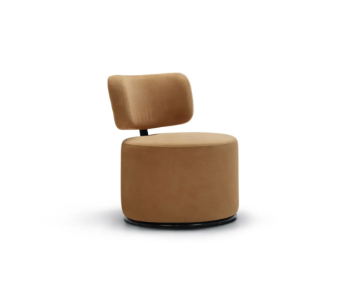 Fauteuil d'appoint en velours fauve avec une assise arrondie et un dossier légèrement incliné, sur fond blanc. Canape Paris by Atelier Bis