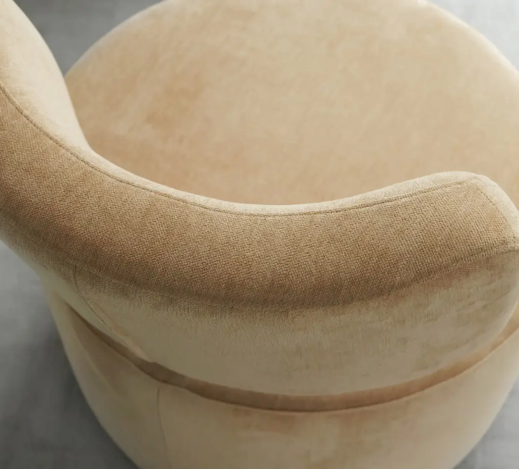 Fauteuil pivotant beige, rond, au dossier incurvé, vu de haut sur un sol gris. Canape Paris by Atelier Bis