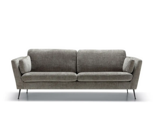 Canapé deux places rembourré en gris avec de fins pieds en métal, présenté sur un fond blanc uni. Canape Paris by Atelier Bis
