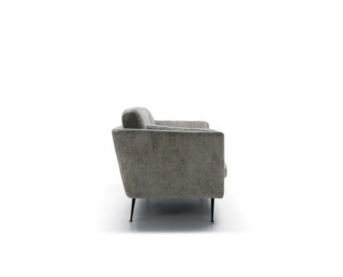 Vue latérale d'un fauteuil moderne en tissu gris avec de fins pieds en métal noir sur fond blanc. Canape Paris by Atelier Bis