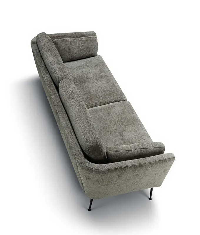 Canapé rembourré gris avec accoudoirs angulaires et pieds noirs élancés, vu de dessus sur fond blanc. Canape Paris by Atelier Bis