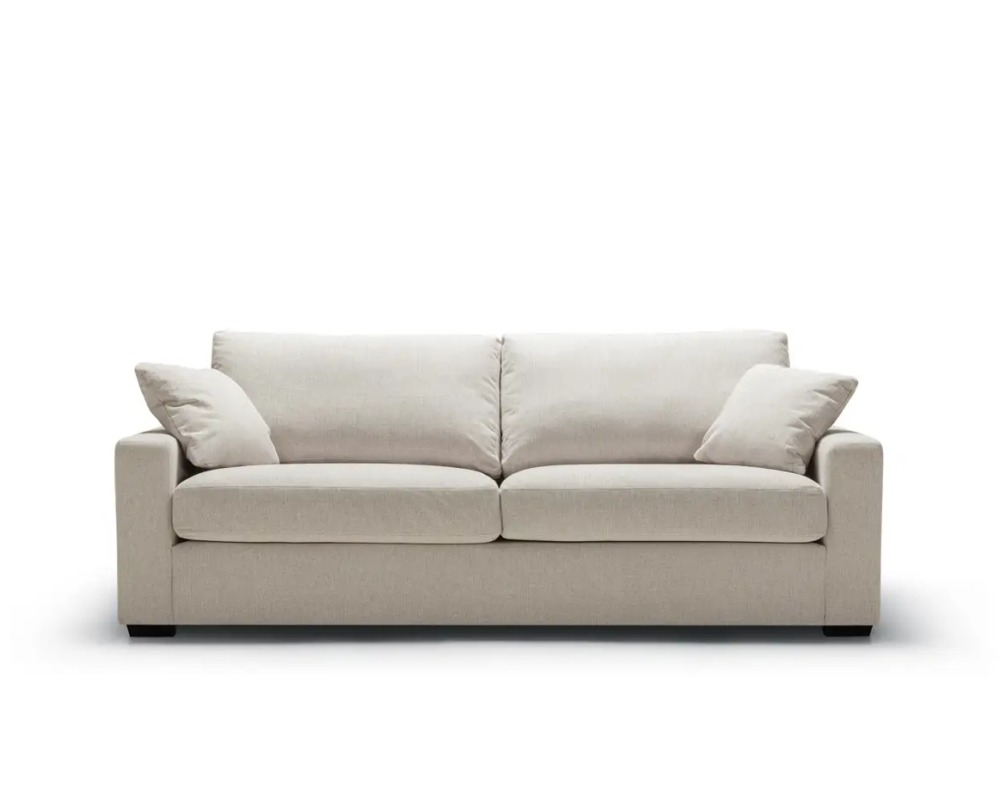 Canapé moderne beige à trois places avec deux coussins assortis, sur fond blanc. Canape Paris by Atelier Bis