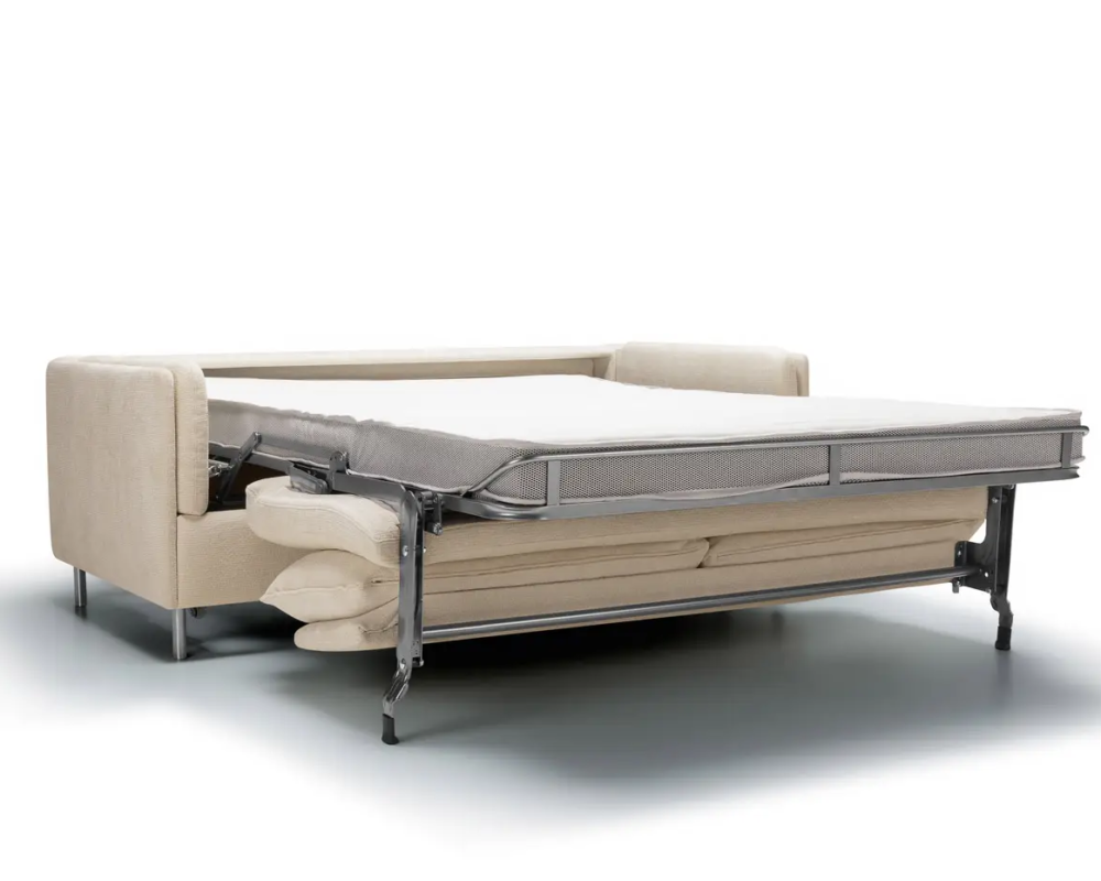 Un canapé-lit beige avec le matelas étendu et déplié, sur fond blanc. Canape Paris by Atelier Bis