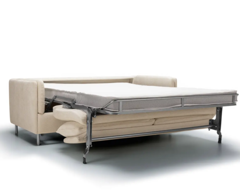Un canapé-lit beige avec le matelas étendu et déplié, sur fond blanc. Canape Paris by Atelier Bis