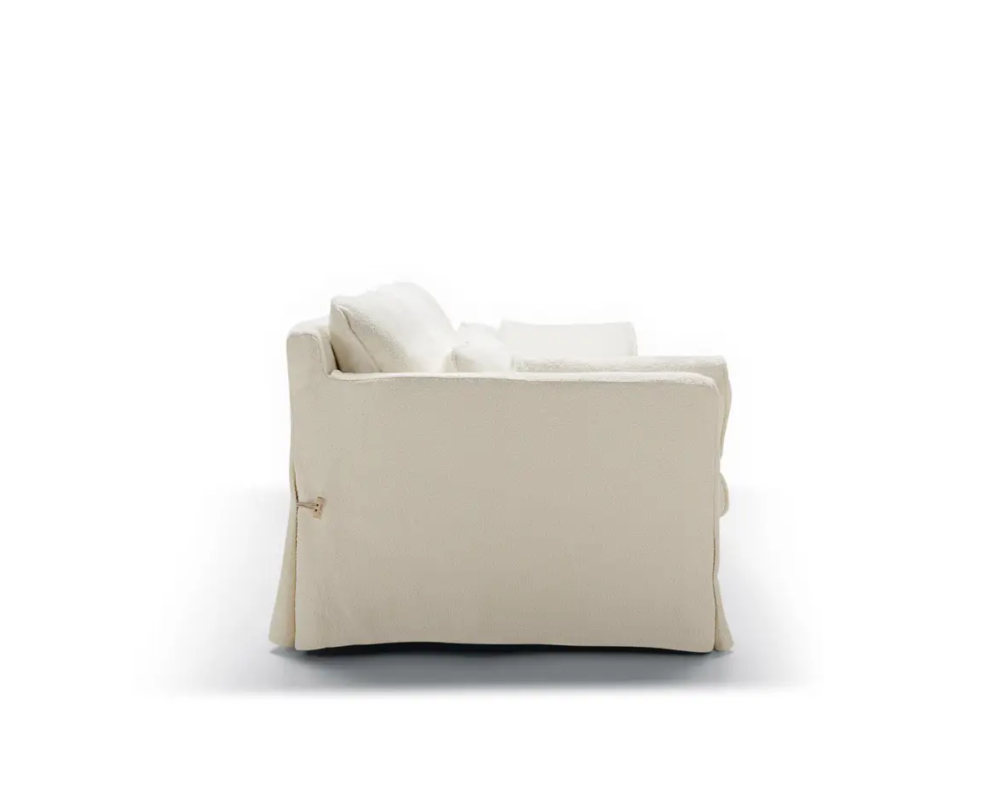 Vue latérale d'un canapé beige moderne avec une housse amovible et des lignes simples et épurées sur fond blanc. Canape Paris by Atelier Bis