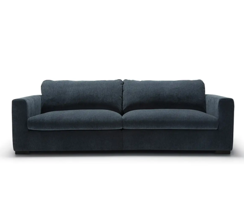 Canapé moderne bleu foncé avec de larges accoudoirs et deux coussins d'assise, sur fond blanc. Canape Paris by Atelier Bis