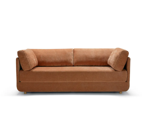 Canapé en tissu marron avec deux coussins d'appoint assortis, présentés sur un fond blanc uni. Canape Paris by Atelier Bis