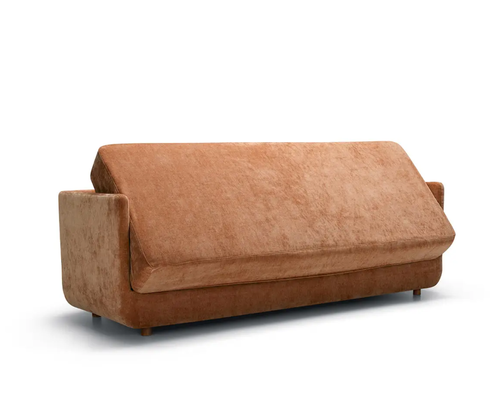 Canapé en tissu marron dont le dossier est partiellement incliné, sur fond blanc. Canape Paris by Atelier Bis