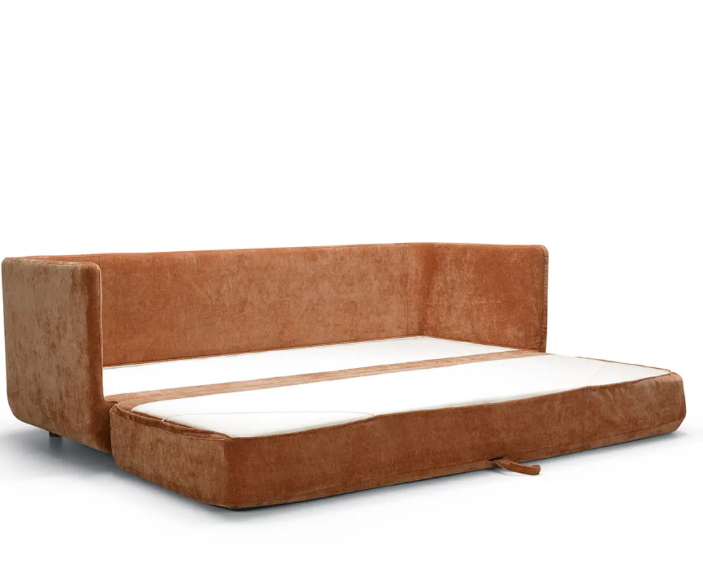 Canapé-lit en velours marron dont le matelas est partiellement sorti, sur fond blanc. Canape Paris by Atelier Bis