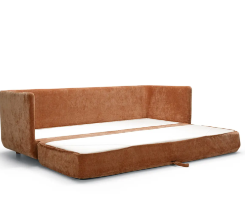 Canapé-lit en velours marron dont le matelas est partiellement sorti, sur fond blanc. Canape Paris by Atelier Bis