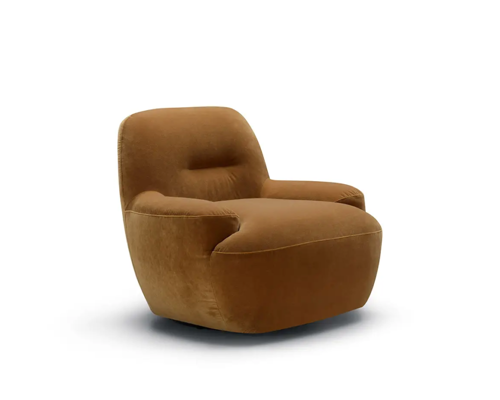 Fauteuil moderne rembourré de couleur marron, au design incurvé et minimaliste, sur fond blanc. Canape Paris by Atelier Bis