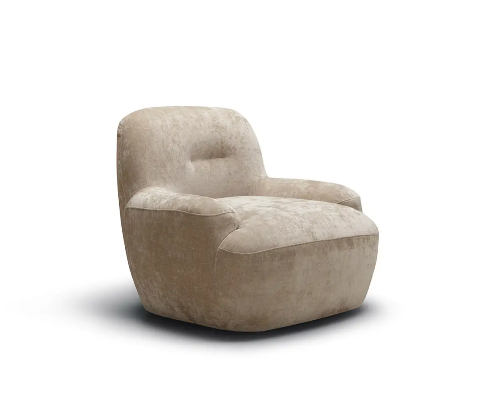 Fauteuil beige, en peluche, à dossier bas et bords arrondis, sur fond blanc. Canape Paris by Atelier Bis