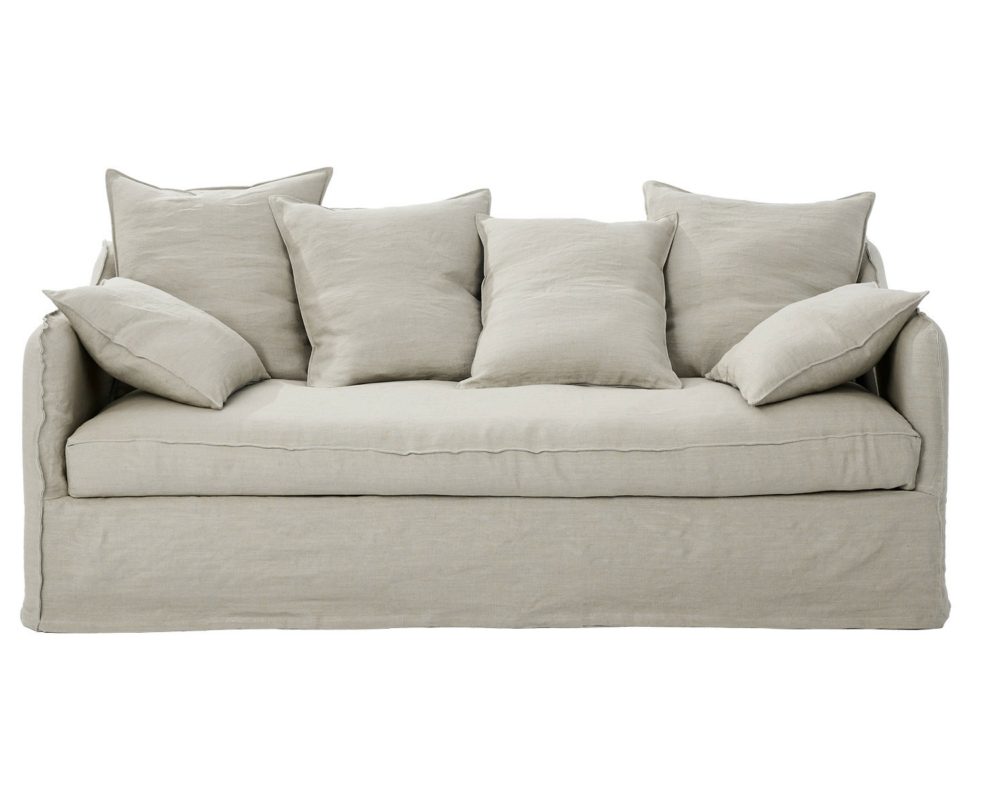 Canapé en tissu beige avec cinq coussins assortis, vu de face sur fond blanc. Canape Paris by Atelier Bis