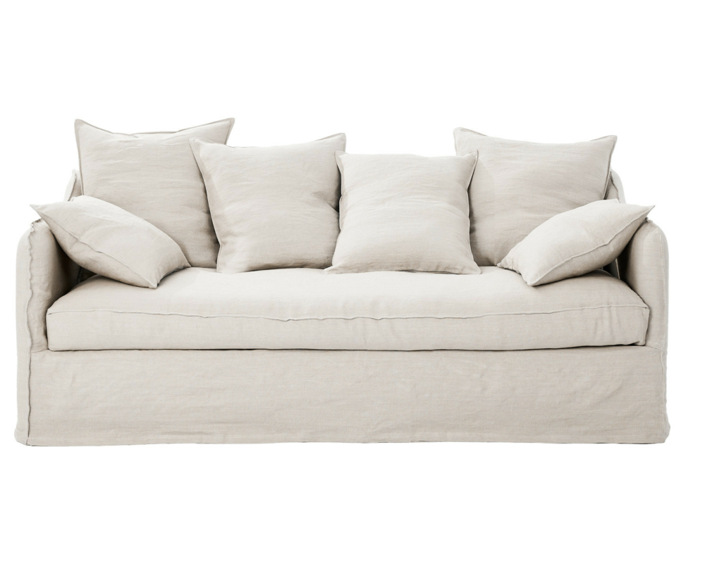 Canapé tapissé beige avec six coussins assortis sur fond blanc. Canape Paris by Atelier Bis