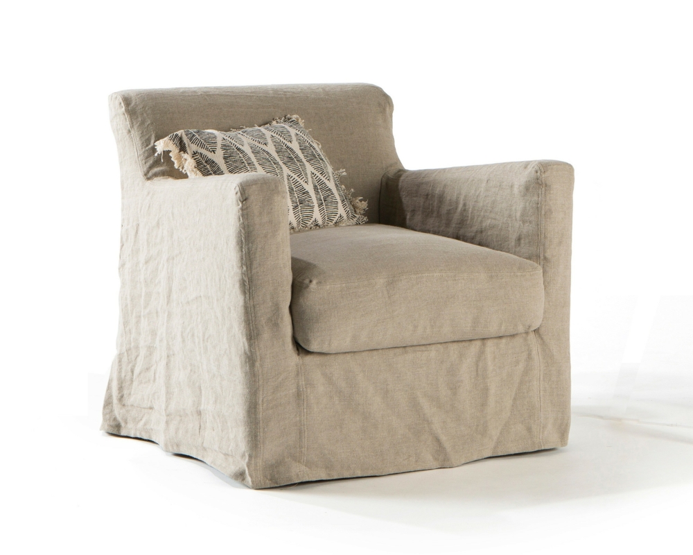 Fauteuil tapissé beige avec un coussin texturé, sur un fond blanc uni. Canape Paris by Atelier Bis