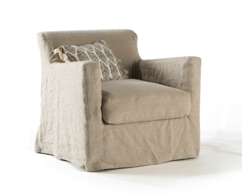 Fauteuil tapissé beige avec un coussin texturé, sur un fond blanc uni. Canape Paris by Atelier Bis