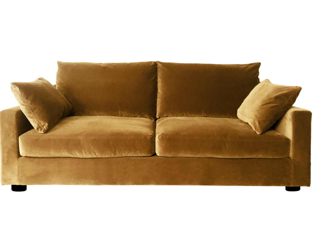 Canapé en velours brun doré avec deux coussins d'assise et quatre coussins assortis, isolés sur fond blanc. Canape Paris by Atelier Bis