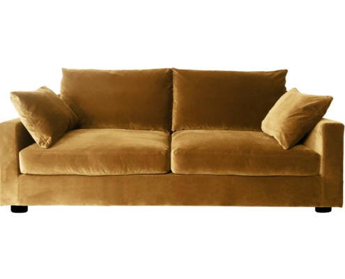 Canapé en velours brun doré avec deux coussins d'assise et quatre coussins assortis, isolés sur fond blanc. Canape Paris by Atelier Bis