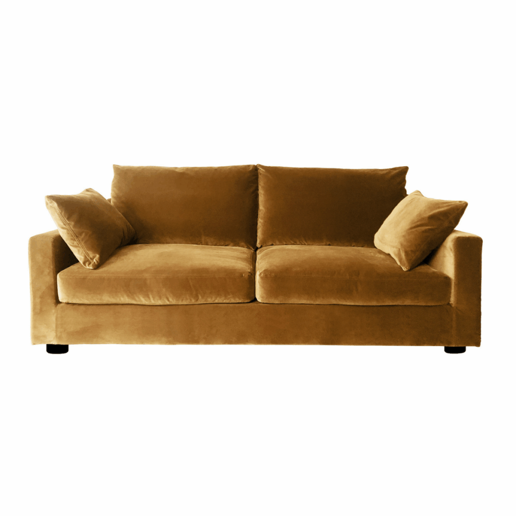 Canapé en velours jaune moutarde avec deux coussins d'assise et deux grands oreillers, isolé sur fond blanc. Canape Paris by Atelier Bis