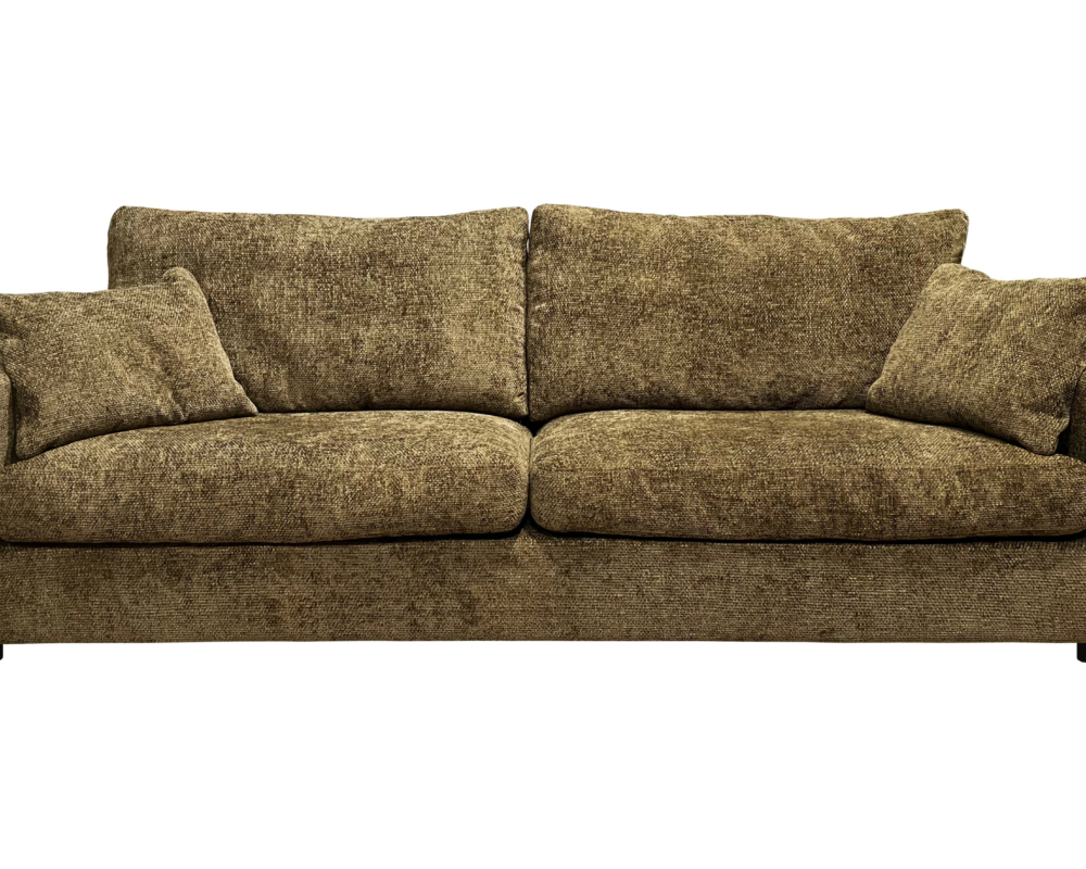 Canapé en tissu marron avec deux coussins d'assise, deux coussins de dossier et deux coussins assortis, isolés sur fond blanc. Canape Paris by Atelier Bis