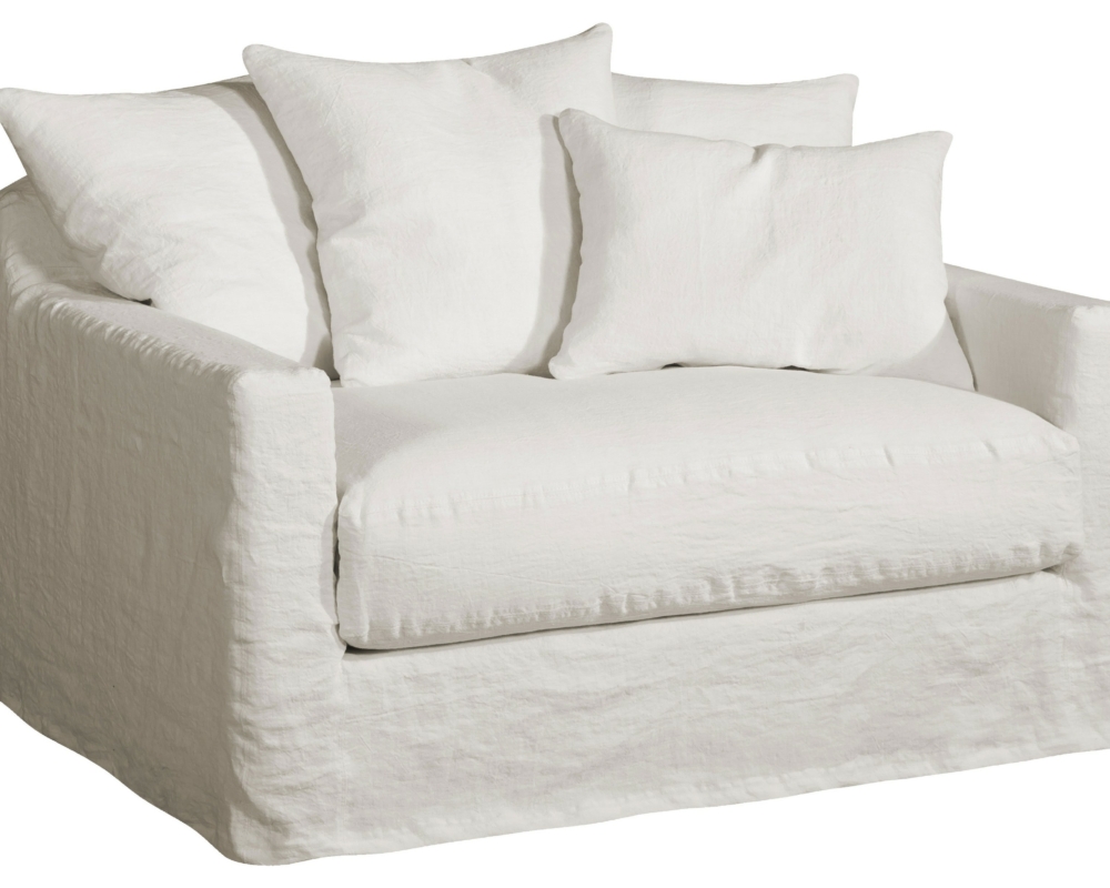Un grand fauteuil blanc avec trois coussins de dossier et un coussin latéral, tous recouverts de tissu blanc. Canape Paris by Atelier Bis