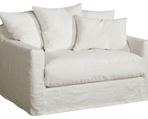 Un grand fauteuil blanc avec trois coussins de dossier et un coussin latéral, tous recouverts de tissu blanc. Canape Paris by Atelier Bis