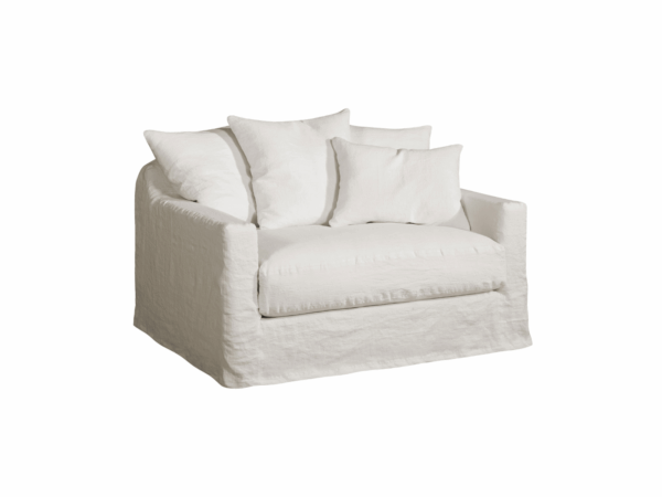 Fauteuil surdimensionné blanc cassé avec housse en lin et cinq coussins de dossier en peluche sur fond blanc. Canape Paris by Atelier Bis