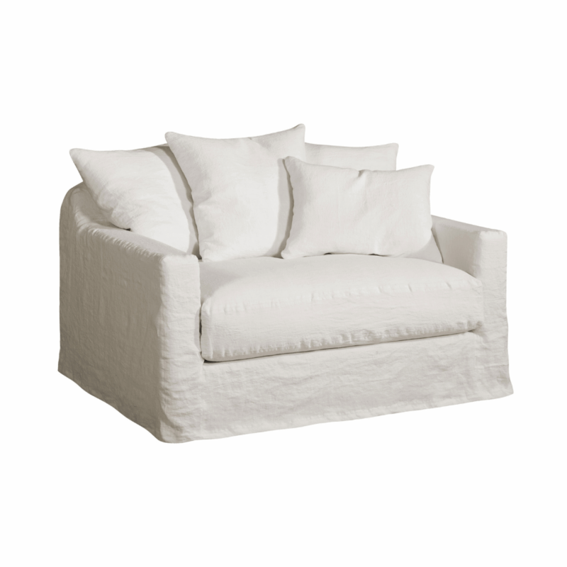 Fauteuil surdimensionné blanc cassé avec housse en lin et cinq coussins de dossier en peluche sur fond blanc. Canape Paris by Atelier Bis