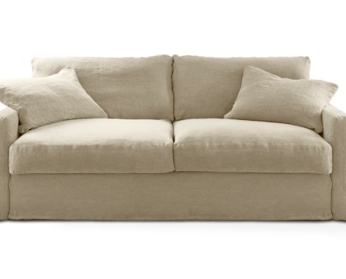 Une causeuse tapissée beige avec deux coussins assortis, photographiés sur un fond blanc. Canape Paris by Atelier Bis