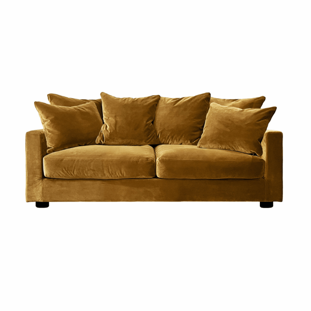 Canapé en velours jaune moutarde avec quatre grands coussins assortis, isolé sur fond blanc. Canape Paris by Atelier Bis