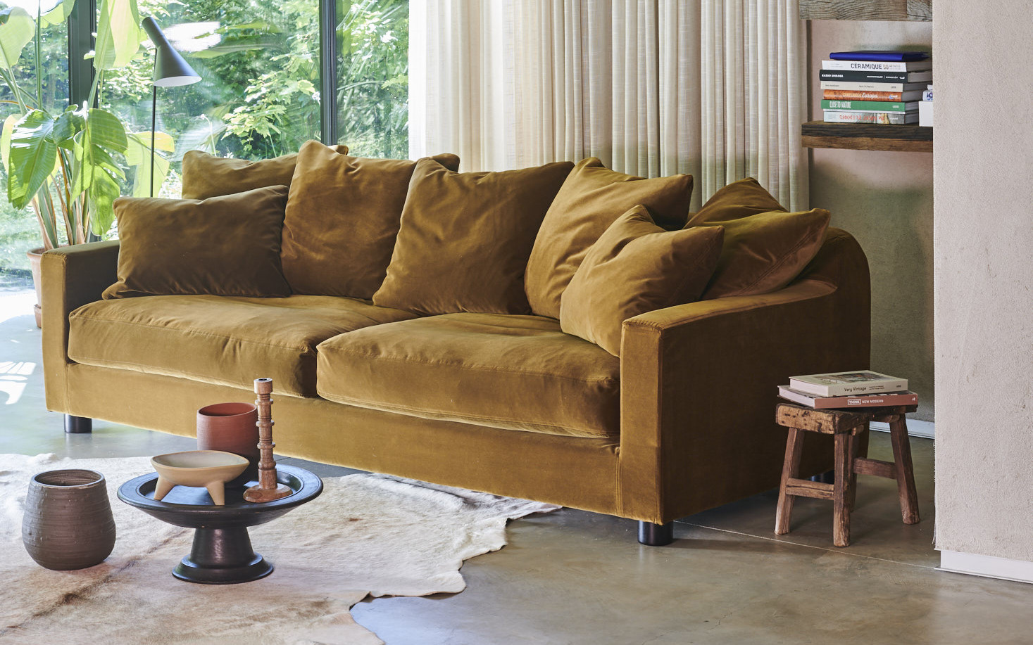 Un canapé marron dans une pièce. Canape Paris by Atelier Bis