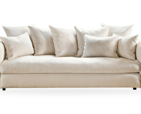 Un canapé moderne de couleur crème avec des coussins moelleux et un tissu doux et texturé. Canape Paris by Atelier Bis