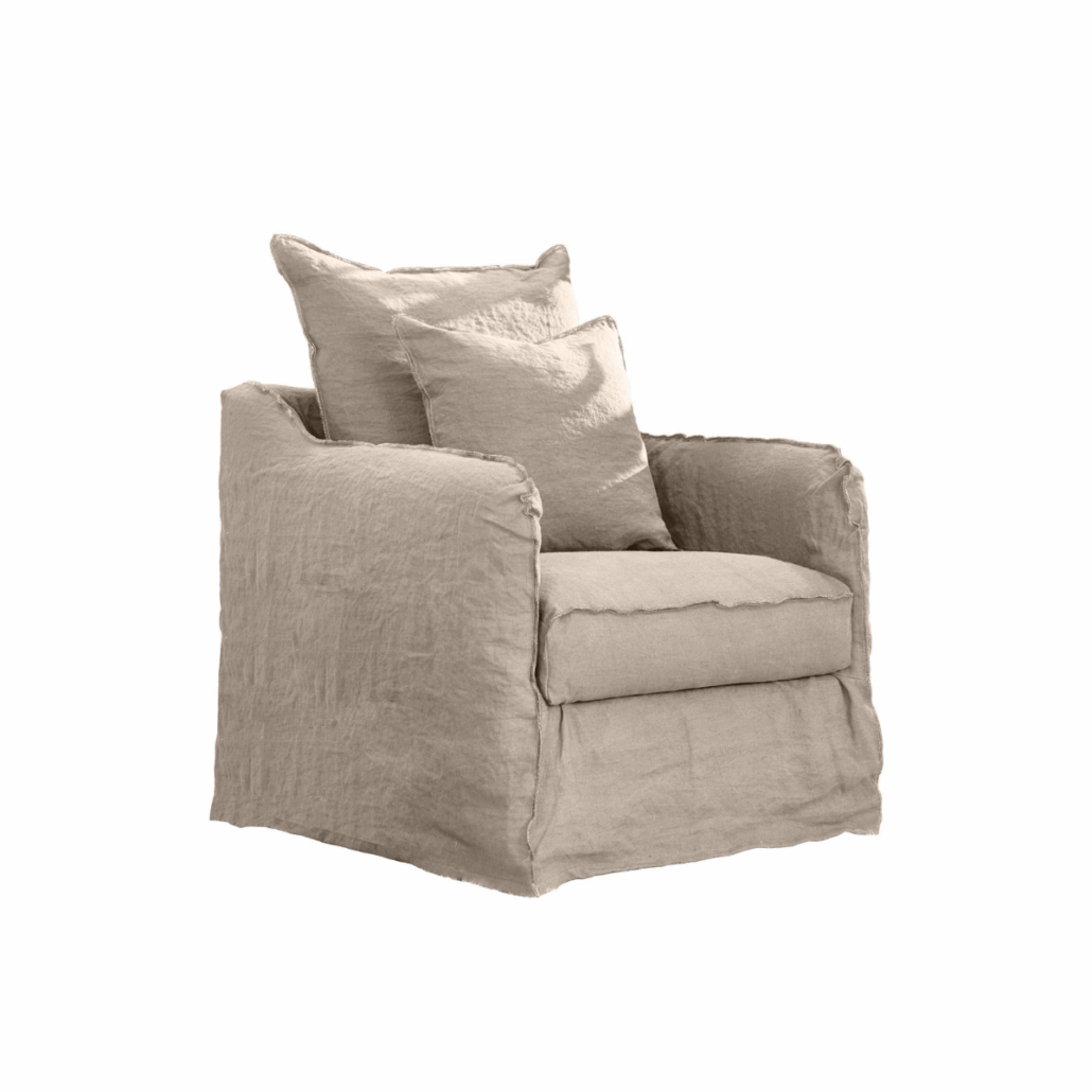 Fauteuil tapissé beige avec deux coussins assortis, sur fond blanc. Canape Paris by Atelier Bis