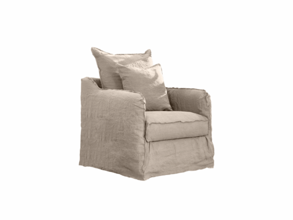 Fauteuil tapissé beige avec deux coussins assortis, sur fond blanc. Canape Paris by Atelier Bis