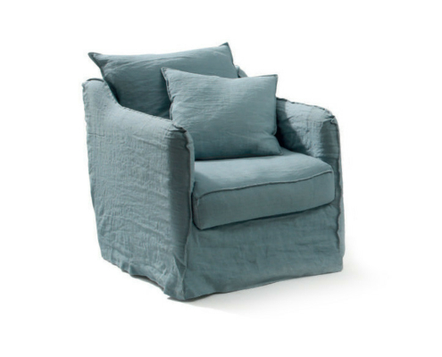 Fauteuil bleu clair avec coussins assortis, recouvert d'une housse en tissu décontracté et froissé. Canape Paris by Atelier Bis