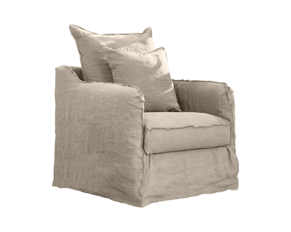 Fauteuil beige déhoussable avec deux grands coussins assortis, vu de biais sur fond blanc. Canape Paris by Atelier Bis