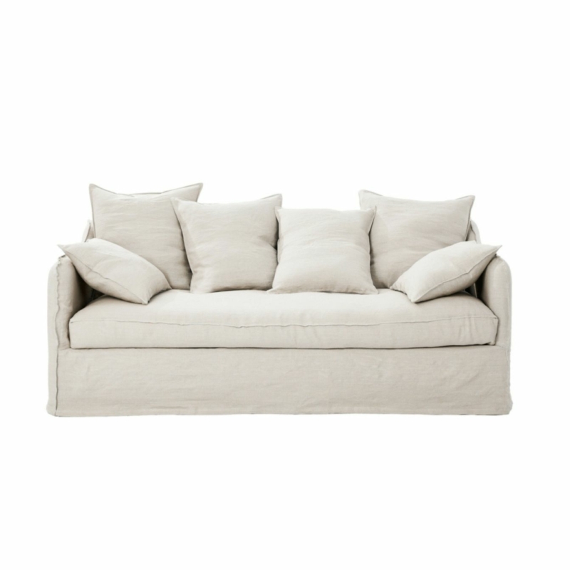 Canapé en tissu beige clair avec cinq coussins assortis, présentés sur un fond blanc. Canape Paris by Atelier Bis