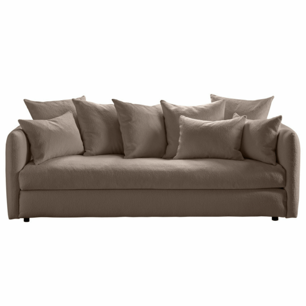 Canapé en tissu marron avec six coussins assortis, sur fond blanc. Canape Paris by Atelier Bis
