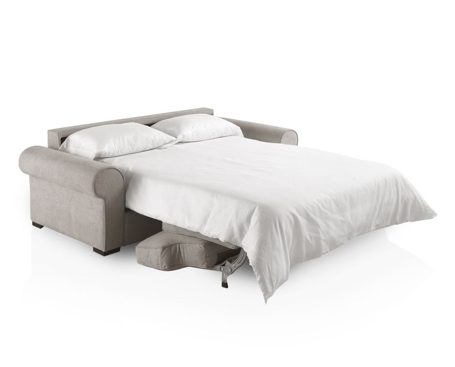 Canapé convertible gris clair VIGO avec accoudoirs roulés, déplié pour révéler un matelas et une literie blancs. Canape Paris by Atelier Bis