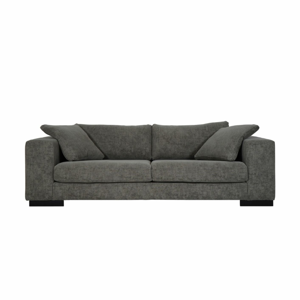 Canapé moderne gris foncé avec dossier bas et larges accoudoirs, comprenant deux coussins d'assise et deux oreillers assortis. Canape Paris by Atelier Bis