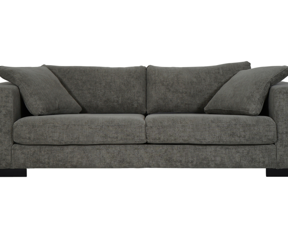 Canapé en tissu gris foncé avec deux coussins d'assise et deux coussins de dossier, avec de larges accoudoirs et deux oreillers. Canape Paris by Atelier Bis